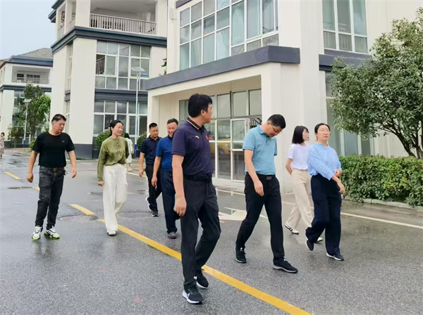 盱眙县县委副书记、副县长俞姝到县开发区小学调研