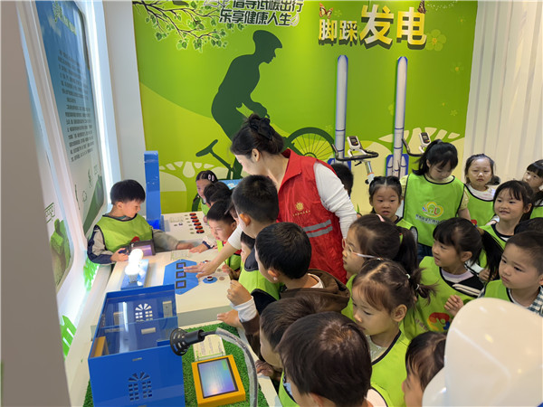 科技筑梦，低碳“童”行——盱眙县盱城街道中心幼儿园开展科普宣传月之社区科技馆探秘活动
