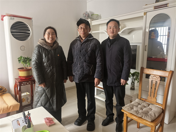 骏马衔春情意至 新年慰问暖人心——盱眙县五墩实验小学春节慰问退休职工活动