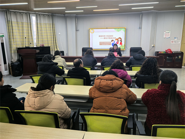 盱眙县马坝镇中心幼儿园开展“同心同向 共促成长”家园共育座谈会活动