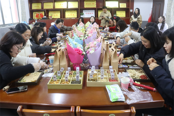 手作药香·致敬最美的你——盱眙县古桑中心小学开展“三八”节中医药文化体