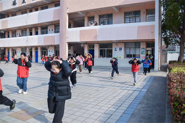 防震演练常开展 安全防线记心间
