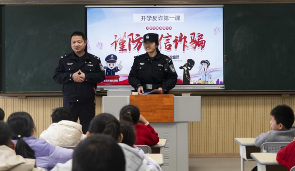 仪征市月塘镇：警校银三方联动 反诈宣传进校园 