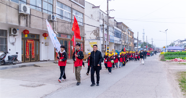 缅怀革命先烈 传承红色基因——盱眙县维桥中心小学开展清明节祭扫烈士墓活动