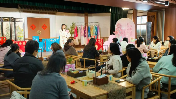 仪征市总工会：举行扬剧非遗文化体验活动