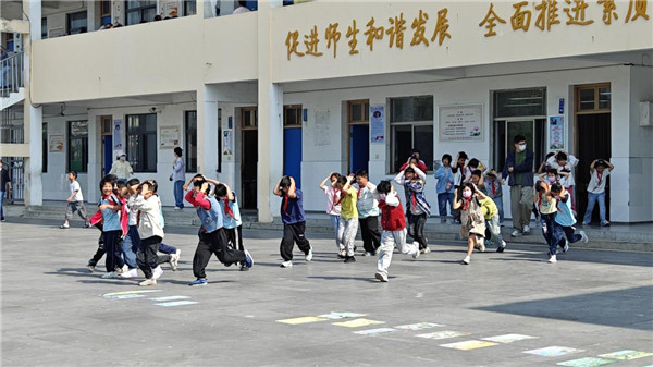 防震演练长抓不懈  校园安全常记心间——盱眙县河桥中心小学开展防震疏散