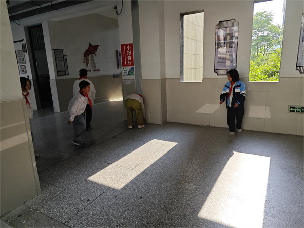 弯腰践行文明 榜样引领风尚——盱眙县五墩实验小学开展“弯腰行动”表彰颁