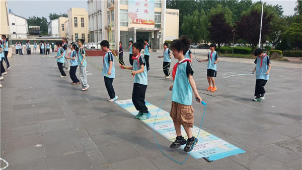 与阳光同行 与快乐为伴——盱眙县河桥中心小学举行艺术操比赛活动