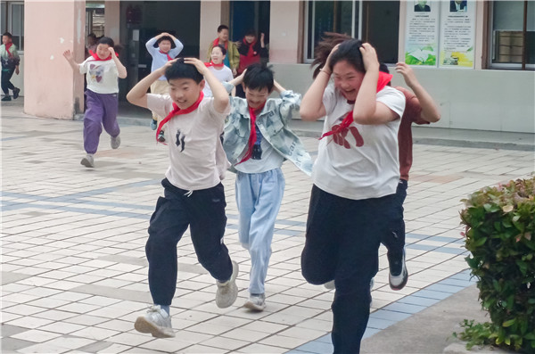 防震演练筑防线  安全护航伴成长——盱眙县维桥小学组织开展防震减灾应急疏散演练活动