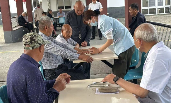仪征市月塘镇：敬老爱老传美德，义诊服务暖人心