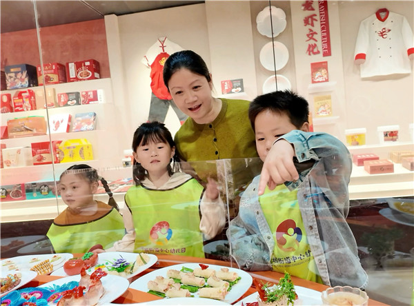 探秘龙虾世界,共赴文化之约——盱眙县盱城街道中心幼儿园幼儿走进龙虾博物
