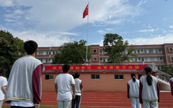 扬州公道中学：考前祝福周开展文明离校和接受锦旗活动