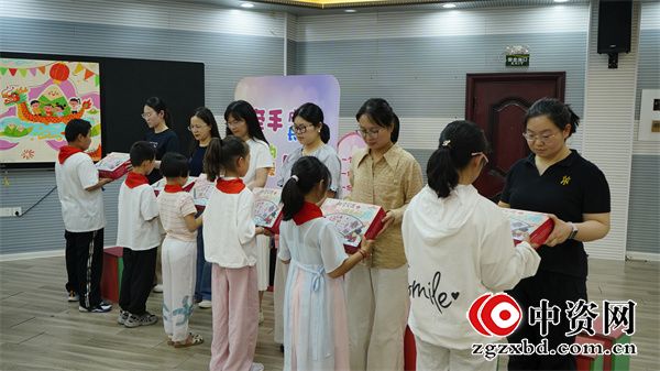 手编彩绳连心手 情暖端午献爱心
