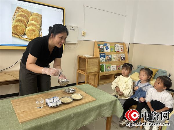 揉一团面,品中秋味|小班食育活动:制作芝麻糖饼
