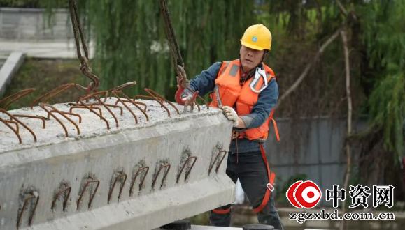 仪征宁扬城际万年桥复建首片梁板成功吊装