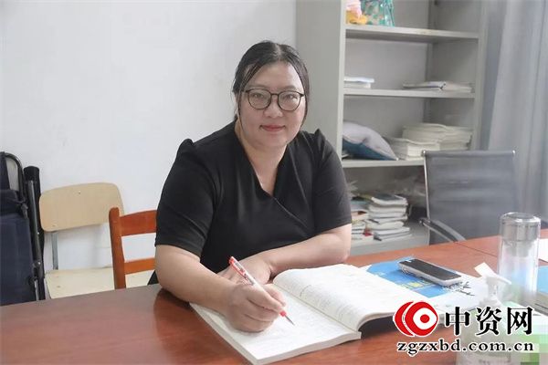 语文园地的“点灯人”——记江苏省盱眙中学高一语文教研组长张佐君