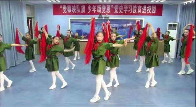 党徽映队旗  少年颂党恩
