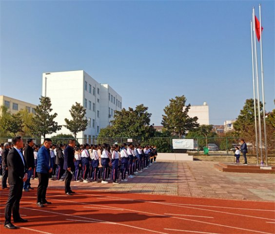 宪法进校园 法制伴成长