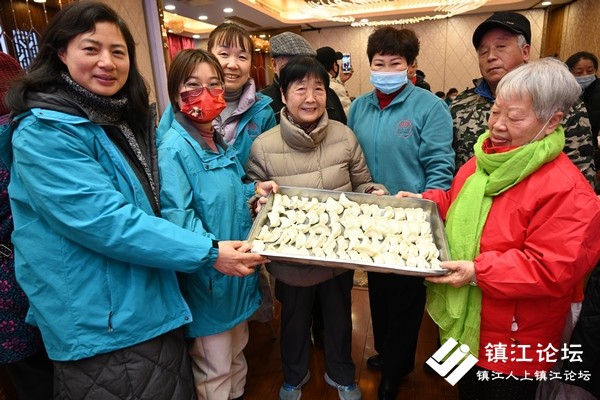 社会儿女志愿者为孤寡、失独、空巢老人包水饺